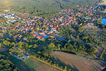 Vue aérienne de Vue de la ville depuis le nord-ouest à le quartier Neuhaus in Amt Neuhaus dans le département Basse-Saxe, Allemagne