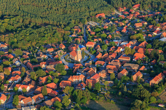 Vue aérienne de Église Sainte-Marie Neuhaus dans le centre-ville à le quartier Neuhaus in Amt Neuhaus dans le département Basse-Saxe, Allemagne