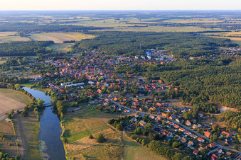 Vue aérienne de Vue de la ville sur les rives de la Krainke depuis le sud-est à le quartier Neuhaus in Amt Neuhaus dans le département Basse-Saxe, Allemagne