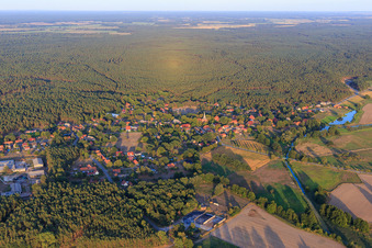 Vue aérienne de Vue du village depuis l'ouest à le quartier Stapel in Amt Neuhaus dans le département Basse-Saxe, Allemagne