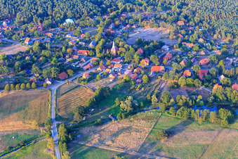 Vue aérienne de Église Sainte-Marie à le quartier Stapel in Amt Neuhaus dans le département Basse-Saxe, Allemagne