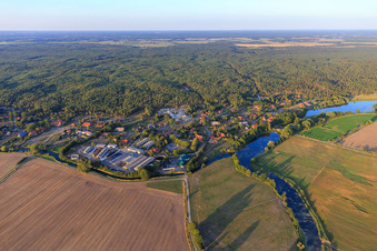 Vue aérienne de Les rives de la rivière Krainke à le quartier Zeetze in Amt Neuhaus dans le département Basse-Saxe, Allemagne