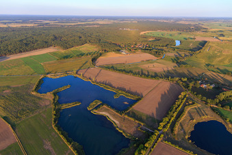 Vue aérienne de Lac de carrière à le quartier Stixe in Amt Neuhaus dans le département Basse-Saxe, Allemagne