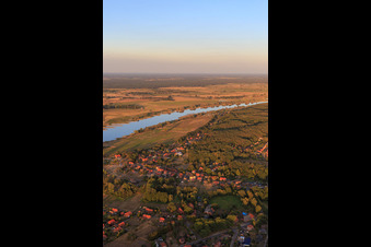 Vue aérienne de Vue de la ville sur les rives de l'Elbe depuis l'ouest à Neu Darchau dans le département Basse-Saxe, Allemagne