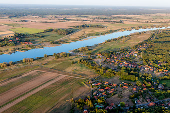 Vue aérienne de Les rives de l'Elbe à Neu Darchau dans le département Basse-Saxe, Allemagne