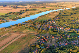 Vue aérienne de Port et rives de l'Elbe à Neu Darchau dans le département Basse-Saxe, Allemagne