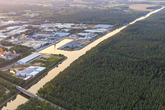 Vue aérienne de Quais et postes d'amarrage de navires dans le bassin portuaire de Hafen Lüneburg GmbH sur le canal latéral de l'Elbe à le quartier Ebensberg in Lüneburg dans le département Basse-Saxe, Allemagne