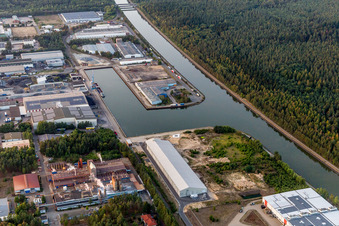 Photographie aérienne de Quais et postes d'amarrage de navires dans le bassin portuaire de Hafen Lüneburg GmbH sur le canal latéral de l'Elbe à le quartier Ebensberg in Lüneburg dans le département Basse-Saxe, Allemagne