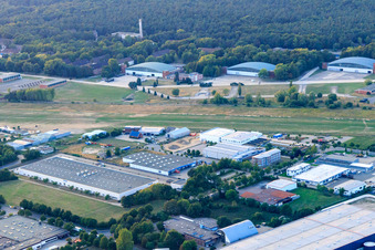 Vue aérienne de Panasonic Industrial Devices Europe GmbH et Max Jenne GmbH dans la zone industrielle entre le port et l'aéroport à Lüneburg dans le département Basse-Saxe, Allemagne