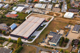 Vue aérienne de Hiller Logistik GmbH dans la zone industrielle entre le port et l'aéroport à Lüneburg dans le département Basse-Saxe, Allemagne