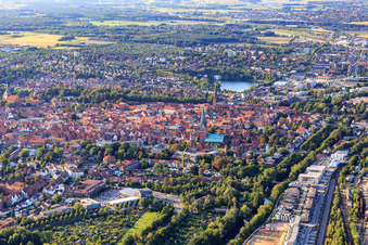 Vue aérienne de Vieille ville et centre-ville vus du sud à Lüneburg dans le département Basse-Saxe, Allemagne
