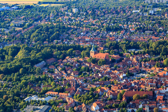 Vue aérienne de Quartier de la vieille ville avec l'église Saint-Michel à Lüneburg dans le département Basse-Saxe, Allemagne