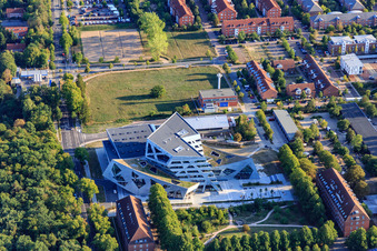 Vue aérienne de Campus-Université-Zone Bâtiment central Université Leuphana Lüneburg par l'architecte Libeskind à le quartier Bockelsberg in Lüneburg dans le département Basse-Saxe, Allemagne
