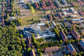 Vue aérienne de Campus-Université-Zone Bâtiment central Université Leuphana Lüneburg par l'architecte Libeskind à le quartier Bockelsberg in Lüneburg dans le département Basse-Saxe, Allemagne
