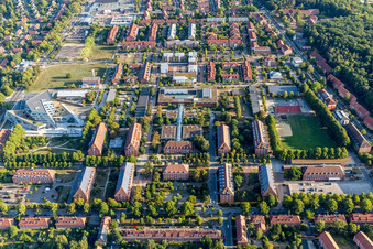 Photographie aérienne de Campus-Université-Zone Bâtiment central Université Leuphana Lüneburg par l'architecte Libeskind à le quartier Bockelsberg in Lüneburg dans le département Basse-Saxe, Allemagne