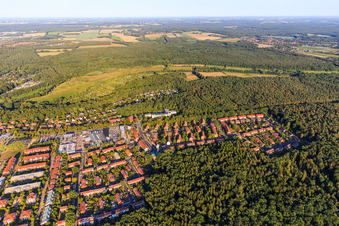 Vue aérienne de Vue du village depuis l'ouest dans la forêt à le quartier Bockelsberg in Lüneburg dans le département Basse-Saxe, Allemagne