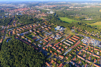 Vue aérienne de Université Leuphana Lüneburg du Sud-Ouest à le quartier Bockelsberg in Lüneburg dans le département Basse-Saxe, Allemagne
