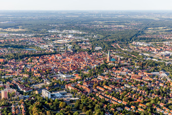 Quartier de la vieille ville et centre-ville à Lüneburg dans le département Basse-Saxe, Allemagne d'en haut