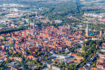 Quartier de la vieille ville et centre-ville à Lüneburg dans le département Basse-Saxe, Allemagne hors des airs