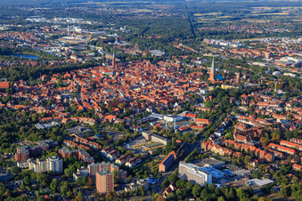 Vue aérienne de Vieille ville et centre-ville vus du sud-ouest à Lüneburg dans le département Basse-Saxe, Allemagne