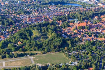 Vue aérienne de Sülzwiesen devant le Kalkberg à Lüneburg dans le département Basse-Saxe, Allemagne