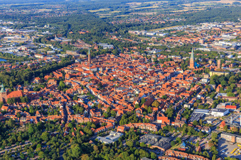 Vue aérienne de Vieille ville et centre-ville vus du sud-ouest à Lüneburg dans le département Basse-Saxe, Allemagne