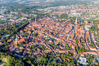 Quartier de la vieille ville et centre-ville à Lüneburg dans le département Basse-Saxe, Allemagne vue d'en haut