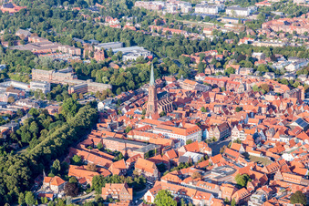 Vue aérienne de Église Saint-Nicolas dans le centre historique à Lüneburg dans le département Basse-Saxe, Allemagne