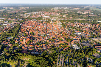 Quartier de la vieille ville et centre-ville à Lüneburg dans le département Basse-Saxe, Allemagne depuis l'avion