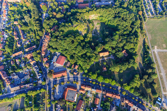 Vue aérienne de Kalkberg, ancien four à plâtre Lüneburg bâtiment classé et paroisse Saint-Matthieu Lüneburg à Lüneburg dans le département Basse-Saxe, Allemagne