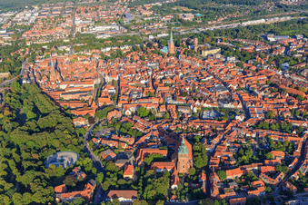 Vue aérienne de Vue d'ensemble de la vieille ville depuis l'ouest le soir avec Görgestr, de l'église St. Michaelis à Am Sande et l'église St. Johannis Lüneburg à Lüneburg dans le département Basse-Saxe, Allemagne