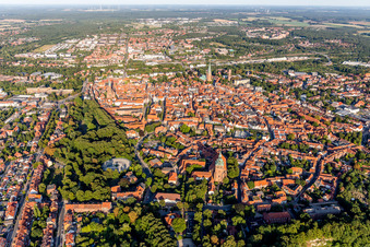 Vue d'oiseau de Quartier de la vieille ville et centre-ville à Lüneburg dans le département Basse-Saxe, Allemagne