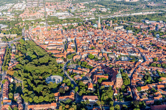 Quartier de la vieille ville et centre-ville à Lüneburg dans le département Basse-Saxe, Allemagne vue du ciel