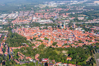 Image drone de Quartier de la vieille ville et centre-ville à Lüneburg dans le département Basse-Saxe, Allemagne