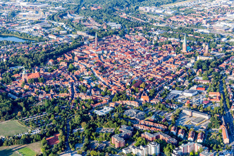 Quartier de la vieille ville et centre-ville à Lüneburg dans le département Basse-Saxe, Allemagne du point de vue du drone
