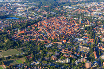 Vue aérienne de Vue d'ensemble de la vieille ville et du centre-ville depuis le nord-ouest en soirée à Lüneburg dans le département Basse-Saxe, Allemagne