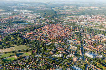Quartier de la vieille ville et centre-ville à Lüneburg dans le département Basse-Saxe, Allemagne d'un drone