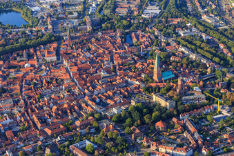 Vue aérienne de Vue d'ensemble de la vieille ville et du centre-ville depuis le sud-ouest le soir avec la Große Bäckerstraße de St. Johannis Lüneburg à St. Nicolai à Lüneburg dans le département Basse-Saxe, Allemagne