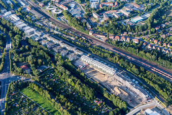 Vue aérienne de Quartier résidentiel d'un lotissement de maisons mitoyennes sur le Ilmenau-Garten à Lüneburg dans le département Basse-Saxe, Allemagne
