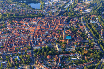 Vue aérienne de Vue d'ensemble de la vieille ville et du centre-ville depuis le sud le soir avec la Große Bäckerstraße de St. Johannis Lüneburg à St. Nicolai à Lüneburg dans le département Basse-Saxe, Allemagne
