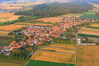 Vue aérienne de Vue du village depuis le sud-est à Erlenbach bei Kandel dans le département Rhénanie-Palatinat, Allemagne