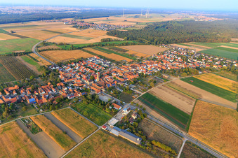 Photographie aérienne de Vue du village depuis le sud-est à Erlenbach bei Kandel dans le département Rhénanie-Palatinat, Allemagne
