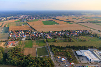 Vue aérienne de Vue du village depuis le nord à le quartier Minderslachen in Kandel dans le département Rhénanie-Palatinat, Allemagne