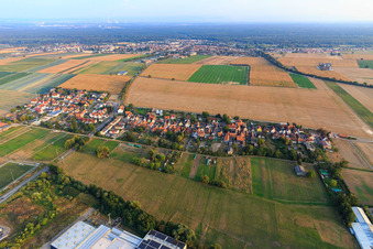 Vue aérienne de Vue du village depuis le nord à le quartier Minderslachen in Kandel dans le département Rhénanie-Palatinat, Allemagne