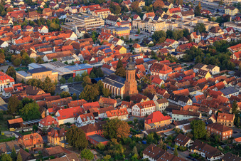Vue aérienne de Église Saint-Georges - Paroisse protestante Kandel sur la place du marché avec la mairie à Kandel dans le département Rhénanie-Palatinat, Allemagne