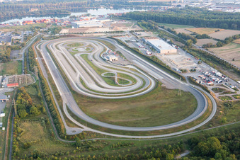 Zone industrielle d'Oberwald à Wörth am Rhein dans le département Rhénanie-Palatinat, Allemagne du point de vue du drone