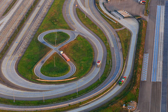 Vue aérienne de Site d'essai de camions Daimler EVZ dans la zone industrielle d'Oberwald à Wörth am Rhein dans le département Rhénanie-Palatinat, Allemagne