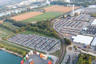 Vue aérienne de Stockage de camions sur le Rhin à le quartier Maximiliansau in Wörth am Rhein dans le département Rhénanie-Palatinat, Allemagne