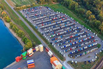 Vue aérienne de Entrepôt de camions Daimler sur le Rhin à le quartier Maximiliansau in Wörth am Rhein dans le département Rhénanie-Palatinat, Allemagne