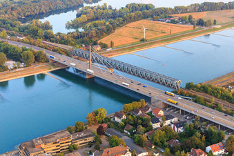 Vue aérienne de Ponts du Rhin à le quartier Maximiliansau in Wörth am Rhein dans le département Rhénanie-Palatinat, Allemagne